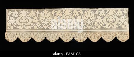 Rideau de lit frontière. Culture : le russe. Dimensions : 72 po. (182,9 cm). Date : quatrième trimestre 18e siècle. Cet objet est de la collection de Natalia de Shabelsky (1841-1905), un aristocrate russe dans l'obligation de préserver ce qu'elle a perçu comme la fin de l'art folklorique des traditions de son pays d'origine. De nombreux voyages à travers toute la Russie, elle a recueilli de nombreux exemples d'art textile de la riche classe paysanne. Depuis les années 1870 jusqu'à ce déménagement en France en 1902, Shabelsky amassé une importante collection de brodés finement tissé main textiles ménagers et les vêtements avec festival opulent Banque D'Images