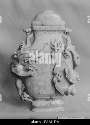 Vase avec couvercle. Culture : la Chine. Dimensions : H. 7 1/8 in. (18,1 cm) ; W. 5 7/8 in. (14,9 cm) ; L. 1 7/8 in. (4,8 cm). Musée : Metropolitan Museum of Art, New York, USA. Banque D'Images