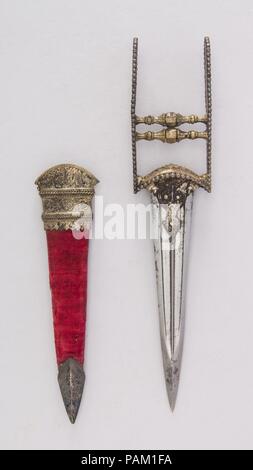 Dague (Katar) avec gaine. Culture : L'Indien. Dimensions : L. avec fourreau 11 9/16 in. (29,4 cm) ; L. sans manteau en 11. (27,9 cm) ; W. 2 1/4 in. (5,7 cm) ; WT. 7.1 oz. (201,3 g) ; Wt. de la gaine 2 oz. (56,7 g). Date : le 18e siècle. Musée : Metropolitan Museum of Art, New York, USA. Banque D'Images