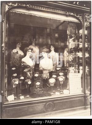 Boulevard de Strasbourg. Artiste : Eugène Atget (Français, Libourne 1857-1927 Paris). Dimensions : Image : 22,7 × 17,7 cm (8 15/16 x 6 15/16 in.) feuille : 23 × 18 cm (9 1/16 x 7 1/16 in.). Date : 1912. Musée : Metropolitan Museum of Art, New York, USA. Banque D'Images