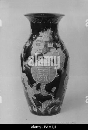 Vase. Culture : le Japon. Dimensions : H. 7 3/4 in. (19,7 cm). Date : 1830. Musée : Metropolitan Museum of Art, New York, USA. Banque D'Images