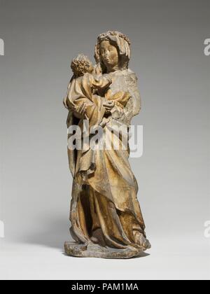 Vierge à l'enfant. Culture : le français. Dimensions : hors tout : 35 3/4 x 14 1/4 x 10 1/4 in. (90,8 x 36,2 x 26 cm). Date : ca. 1400-1425. Cette sculpture est inspirée par Claus Sluter est vierge et l'enfant sur le trumeau (pile centrale d'une embrasure) du portail de la Chartreuse de Champmol, Dijon, commencé en 1390. Musée : Metropolitan Museum of Art, New York, USA. Banque D'Images