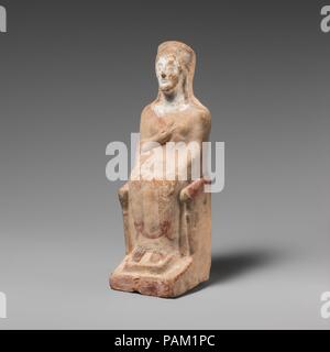 Statuette en terre cuite d'une femme assise. Culture : le grec, le grenier. Dimensions : H. 7 15/16 in. (20,2 cm). Date : au début du 5e siècle avant J.-C.. Assis, vêtu de chiton, et d'un himation, Stéphane. Voir 1972.118.122, un moule d'une sœur. Frontière de l'Himation est rouge à travers l'ourlet du bas des jambes. Musée : Metropolitan Museum of Art, New York, USA. Banque D'Images