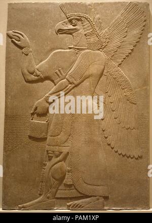 Panneau de secours. Culture : l'assyrien. Dimensions : 93 x 70 x 4 1/4 in. (236,2 x 177,8 x 10,8 cm). Date : ca. 883-859 av. J.-C.. Ce panneau à partir du nord-ouest Palace à Nimrud (ancienne Kalhu) dépeint une figure surnaturelle à ailes. Ces chiffres apparaissent dans tout le palais, parfois encadrant le chiffre du roi assyrien ou un arbre sacré stylisé.' Les reliefs ont été peintes, mais aujourd'hui, pratiquement aucun des pigments d'origine subsiste. Cependant, les reliefs eux-mêmes conserver un niveau de détail incroyable, y compris des dessins incisés sur bon nombre de figures' les vêtements. La figure représentée sur le panneau est Eagle Banque D'Images