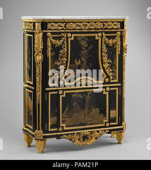 Avant d'abandon (Secrétaire Secrétaire en armoire). Culture : français, Paris. Dimensions : hors tout : 57 × 43 × 16. (144,8 × 109,2 × 40,6 cm) ; Longueur (clé) : 3 5/8 po. (9,2 cm). Bouilloire : Jean Henri Riesener (Français, Gladbeck, Paris 1734-1806). Date : 1783. Jean-Henri Riesener créé cette splendide secrétaire et chaise percée pour Marie-Antoinette en 1783. Elles ont été commandées pour le grand cabinet intérieur de la reine à Versailles, où elle a gardé la collection de boîtes de laque du Japon qu'elle avait hérité de sa mère, l'Impératrice Marie Thérèse (1717 - 1780) de l'Autriche. Afin que leur surfa Banque D'Images