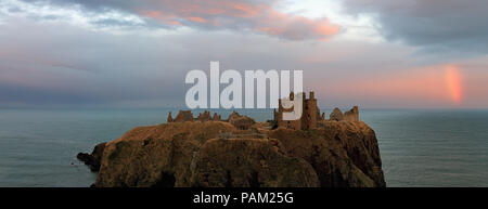 Par arc-en-ciel Château Dunnottar dans Panorama Banque D'Images