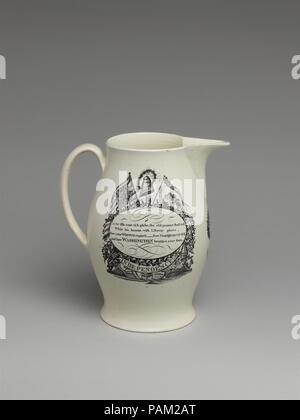 Pitcher. Culture : British (marché américain). Dimensions : H. 9 1/2 in. (24,1 cm). Date : 1800-1810. Liverpool a produit beaucoup de transfert-céramique imprimée avec l'imagerie patriotique pour le marché américain. Les représentations de George Washington et sites importants dans la guerre révolutionnaire étaient particulièrement populaires. L'impression de transfert de permis aux fabricants de reproduire des images facilement, comme sur cette cruche portant la représentation de George Washington avec une carte des États-Unis. Argile blanche imprimée en noir ou bleu était un style abordable et répandue. Musée : Metropolitan Museum of Art, New York, USA. Banque D'Images
