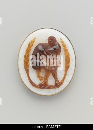 Cameo avec Hercule et le lion de Némée dans une guirlande. Culture : l'italien. Dimensions : hors tout : 1 5/8 x 1 7/16 x 5/16". (4.2 x 3.6 x 0.8cm). Date : ca. 1220-40. La cour de Frédéric II a activement encouragé la collecte et création de camées basé sur les sujets antiques, styles et techniques. Ici le thème classique d'Hercule et le lion de Némée est adapté à partir d'imagerie sur les anciennes monnaies grecques. Musée : Metropolitan Museum of Art, New York, USA. Banque D'Images