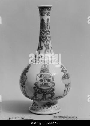 Bouteille avec thème de la centaine de "antiquités". Culture : la Chine. Dimensions : H. 9 1/2 in. (16,5 cm). Musée : Metropolitan Museum of Art, New York, USA. Banque D'Images