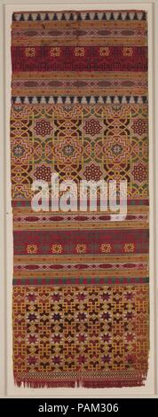 Fragment de textile. Dimensions : Textile : L. 40 3/16 po. (102 cm) W. 14 5/16 in. (36,3 cm) : Montage L. 45 1/4 in. (114,9 cm) W. 19 3/4 in. (50.2 cm) D. 1. (2,5 cm). Date : le 14e siècle. Ce textile expositions aux bandes de divers motifs, y compris certaines inscriptions calligraphiques d'entrelacement. Ici, les textes transmettre des vœux de bonheur, chance et prospérité. Les teintes de couleur vive ce fragment - avec son contraste entre le rouge, le vert et or - caractériser les textiles produits au cours des périodes ultérieures et nasride en Espagne et en Afrique du Nord. Son apparence est à l'opposé au texte Banque D'Images