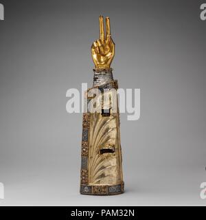 Reliquaire du bras. Culture : au sud. Russisch Dimensions : 25 1/2 x 6 1/2 x 4 in. (64,8 x 16,5 x 10,2 cm). Date : ca. 1230. Ce contenant pour les précieux restes d'un saint adopte la forme des reliques qu'il est probable une fois eu lieu--fragments d'un bras du saint. Lorsque le reliquaire a été mis sur un autel, l'os sacré pourrait être perçue dans les deux fenêtres, une fois recouvert de cristal, qui sont coupés dans l'argent. Lorsque porté en procession, l'imposante image du saint's bras levé à la bénédiction peut être vu facilement par les fidèles, même à distance. La riche combinaison de matériaux utilisés pour le s Banque D'Images