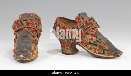 Des chaussures. Culture : British. Date : 1700-1729. En toile de laine géométriques audacieux, connu sous le nom de croix, de flamme ou bargello était un important style de broderie à la fin du xviie et xviiie siècles. Utilisé principalement pour l'ameublement et de petits accessoires tels que des sacs (par exemple 2009.300.1782), c'est vu ici dans un motif en zigzag sur cette paire de chaussures pour dames latchet. Il est à noter que même le talon est recouvert de l'aiguille, comme c'est plus typique de trouver un contraste entre la soie ou le cuir utilisé. La large bande de tresse métallique tournant vers le centre de l'empeigne était une décoration prédominante Banque D'Images