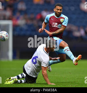 Aaron Lennon du Burnley est abordé par Preston North End's Andrew Hughes lors d'un pré saison match amical à Deepdale, Preston. Banque D'Images