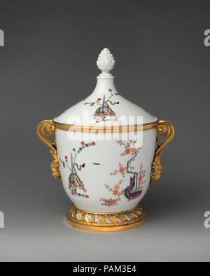 Seau de glace (l'un d'une paire). Culture : allemand, italien, Meissen avec supports de Rome. Dimensions : hors tout (confirmé) : 12 11/16 × 9 × 7/8 8 3/4 in. (32,2 × 25,1 × 22,2 cm). Bouilloire : manufacture de Meissen (Allemand, 1710-présent). Porcelaine Date : ca. 1730, les montages ca. 1780-90. À l'origine fabriqué pour contenir la crème glacée, ces grands pots couverts ont été produites à l'usine de Meissen dans environ 1730. Inventaire incisées marques indiquent qu'ils ont été à l'origine partie de la royale saxonne collections conservées dans le palais japonais de Dresde, où les énormes collections de porcelaine de Meissen Asiatique et administré par Augustu Banque D'Images