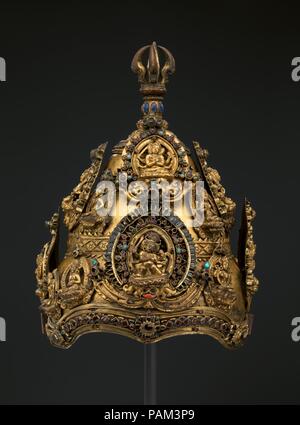 Vajracharya Priest's Crown. Culture : le Népal. Dimensions : H. 12 in. (30,5 cm) ; W. 9 in. (22,9 cm) ; D. 8 1/4 in. (21 cm). Date : 13e-début 14e siècle. Couronnes élaborées comme celle-ci ont été portées par les prêtres Vajracarya, le grade le plus élevé dans la communauté bouddhiste. La couronne conique est unique pour le Bouddhisme Newari et incarne une mémoire de plus et maintenant perdu les pratiques bouddhistes indiens. Le terme désigne à la fois Vajracarya une caste et un nom de famille, et la désignation permet à ses titulaires d'exercer les fonctions sacerdotales réservés, analogue à des privilèges détenus par les Brahmanes dans l'hindouisme. Cette couronne est ex Banque D'Images