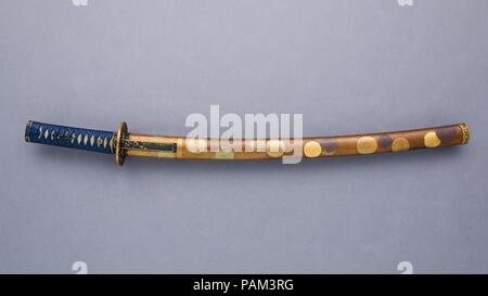 Support de lame et d'un Wakizashi (épée courte). Culture : le japonais. Dimensions : L. 29 3/4 in. (75,7 cm) ; L. de blade 24 3/8 in. (62 cm) ; L. de cutting edge 19 5/8 in. (50 cm) ; D. de courbure en 3/8. (0,9 cm). Agencement bouilloire : Sword guard (tsuba) par Soheishi Sotensai inscrit (Japonais, actif 18e siècle). Forgeron : Blade attribuée à Fusamune de Soshu (Japonais, ca active. fin 15e-début 16e siècle). Date : blade, fin 15ème-début du 16e siècle ; montage, 18ème siècle. Fusamune est bien connu parmi les nombreux forgerons qui travaillaient dans la province de Sagami (Soshu) au cours de la quinzième et Sixt Banque D'Images