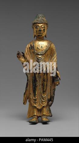 Bouddha Debout. Culture : la Corée. Dimensions : H. 5 1/2 in. (14 cm). Date : 8ème siècle. Le gilt-bronze statue est une typique petite icône faite pour la dévotion privée dans le royaume Silla unifié et illustre un point élevé dans la production de sculpture bouddhiste en Corée. Le geste de la main du Bouddha (mudra) symbolise la dissipation de la peur et de l'octroi de désirs. Musée : Metropolitan Museum of Art, New York, USA. Banque D'Images