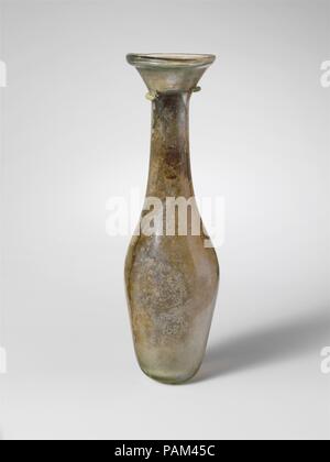 Bouteille en verre. Culture : Roman. Dimensions : H. 5 11/16 in. (14,4 cm). Date : ca. 2ème-3ème siècle de notre ère. Avec la lumière incolore teinte verte. Bord arrondi, dépliées, haut, et en haut ; bouche conique, cylindrique, l'expansion du cou vers le bas et se joindre à imperceptiblement de sveltes corps ovoïde ; fond arrondi, épais avec de petits coup de pied central et pontil cicatrice. Intacts ; certaines grandes bulles et allongé ; faible altération irisé sur l'extérieur, des parcelles d'incrustation calcaire brun crémeux, intempéries, et brillant sur l'iridescence de l'intérieur. Musée : Metropolitan Museum of Art, New York, USA. Banque D'Images