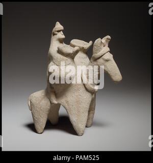 Statuette en terre cuite d'un homme monté sur un âne. La culture chypriote :. Dimensions : H. 4 7/16 in. (11,3 cm). Date : ca. 600-480 av. J.-C.. L'homme les plans tremblotants deux grands pots qui sont fixés en face de lui d'un côté ou de l'animal est de retour. Les bocaux sont des types qui du vin ou de l'huile d'olive. La statuette de saisir ce qui aurait été une vue fréquente, non seulement en Chypre antique mais aussi pendant des siècles par la suite. Musée : Metropolitan Museum of Art, New York, USA. Banque D'Images