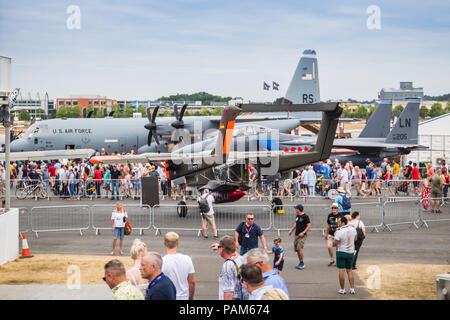 Les visiteurs qui cherchent à C-130 Hercules et d'autres air force avion à Farnborough 2018 à Farnborough, Hampshire, Royaume-Uni. Banque D'Images