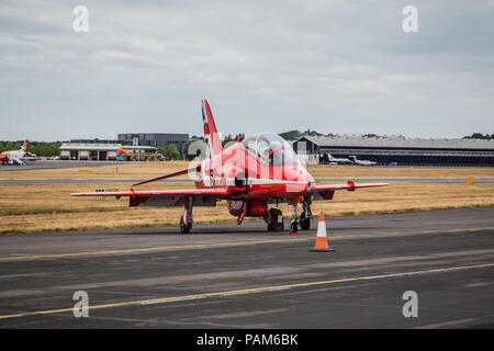La Royal Air Force (RAF) 100e anniversaire des flèches rouges aerobatic afficher au Farnborough International Airshow 2018. Banque D'Images