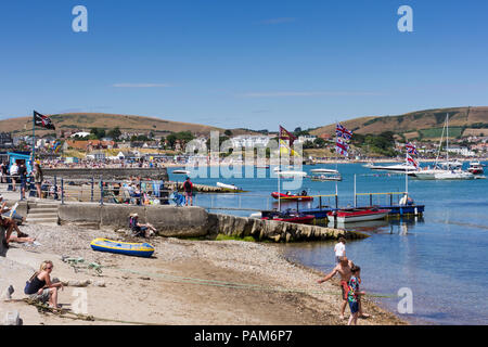Les visiteurs de profiter de la plage de Swanage sur un dimanche après-midi ensoleillé chaud pendant la canicule de 2018 au Royaume-Uni Banque D'Images