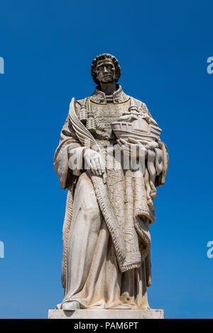 Saint Vincent (San Vicente de Fora) statue du Miradouro de Santa Luzia dans le quartier d'Alfama de Lisbonne, Portugal Banque D'Images