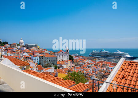 Une vue depuis la terrasse de Largo das Portas do Sol, d'Alfama, Lison, Portugal Banque D'Images