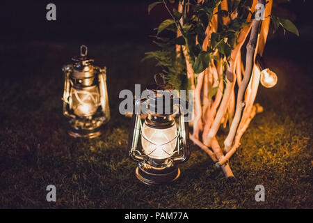 Nuit de la cérémonie du mariage, sur l'arche en bois décoré de parti old vintage lanterne avec bougie Banque D'Images