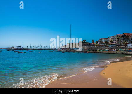 Praia da Ribeira beach est l'une des attractions principales de Cascais, Portugal Banque D'Images