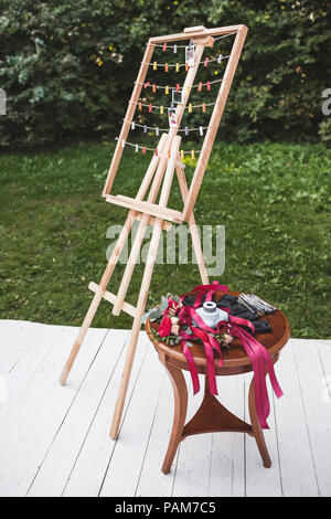 Table en bois décorés et hanger pour polaroid photos pour les clients en réception de mariage Banque D'Images