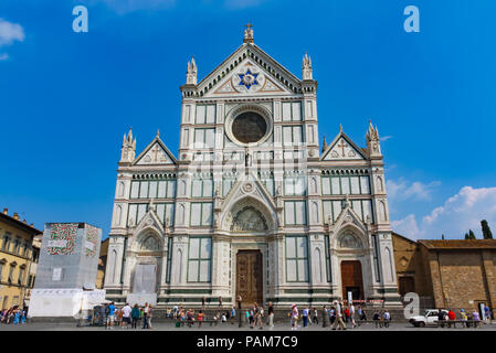 FLORENCE, ITALIE - 23 mai 2011 : vue extérieure de la Basilique Santa Croce de Florence, des personnes non identifiées, d'admirer la façade de la Piazza Santa Croce Banque D'Images