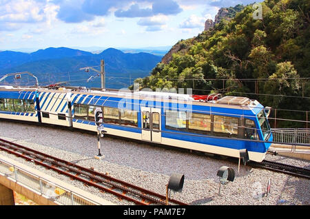 Train arrive au célèbre monastère de Montserrat en Espagne Banque D'Images