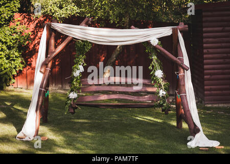 Balançoire en bois, décorées avec des fleurs et de l'étoffe pour le mariage Banque D'Images