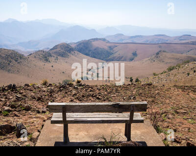 Vide banc en bois avec vue sur montagnes et paysage aride de Malolotja Nature Reserve, au Swaziland, en Afrique australe. Malolotja Nature Reserve est l'un o Banque D'Images