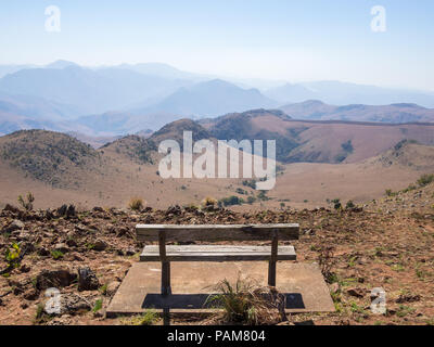 Vide banc en bois avec vue sur montagnes et paysage aride de Malolotja Nature Reserve, au Swaziland, en Afrique australe. Malolotja Nature Reserve est l'un o Banque D'Images