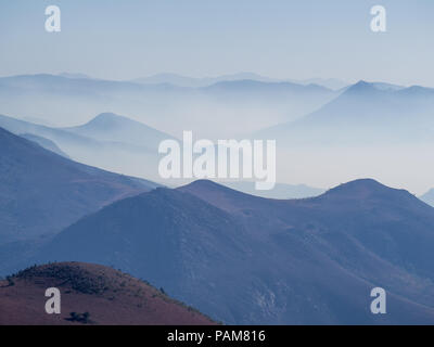 Les montagnes brumeuses et paysage aride de Malolotja Nature Reserve, au Swaziland, en Afrique australe. Malolotja Nature Reserve est l'un des plus impressionnants moun Banque D'Images