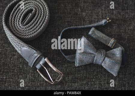 Décoration mariage homme - ceinture et noeud papillon Gris sur gris sombre texture Banque D'Images