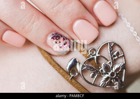 Femme mains avec différents bracelets et bijoux Banque D'Images