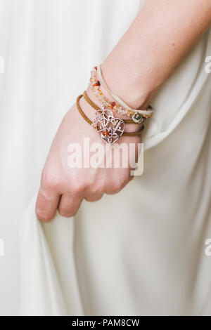 Femme mains avec différents bracelets et bijoux Banque D'Images