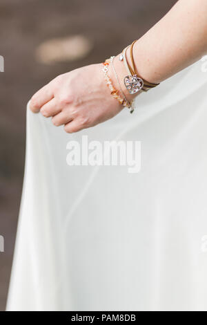 Femme mains avec différents bracelets et bijoux Banque D'Images