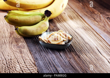 Chips de banane déshydratée, tranches de bananes mûres fraîches Banque D'Images