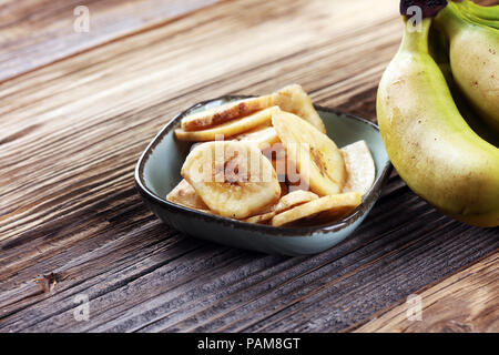 Chips de banane déshydratée, tranches de bananes mûres fraîches Banque D'Images