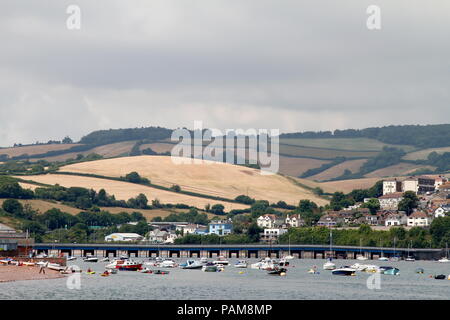 River Teign, Devon, Angleterre : bateaux amarrés sur le fleuve avec Devon roulement collines en arrière-plan Banque D'Images