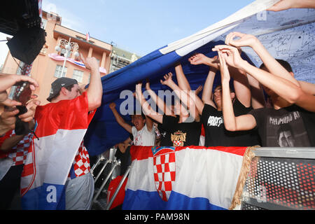 ZAGREB, CROATIE - Juillet 15, 2018 football : fans de l'équipe nationale de soutien avant et pendant la Coupe du Monde FIFA 2018, dernier match, la France contre les Croates Banque D'Images