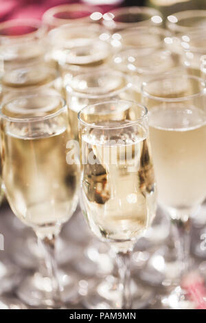 Beaucoup de verres de champagne close up sur réception de mariage Banque D'Images