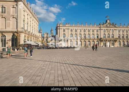 Nancy, France - 20 juin 2018 : les gens marchent dans la Place Stanislas square au coucher du soleil. Banque D'Images