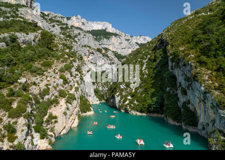 La navigation de plaisance dans les Gorges du Verdon, Alpes de Haute Provence, France Banque D'Images