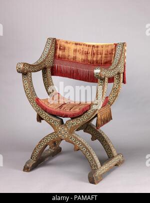Mixte (hip-fauteuil sillón de cadera ou jamuga). Culture : espagnol (Grenade ?), Hispano-Moresque, Italien (textile). Dimensions : H. 93,4 cm 67,9 cm, W., D. 51,4 cm. Arrière : 30 x 73,5 cm. ; le siège 32 x 76 cm. ; coussin : 38 x 52 cm.. Date : xve ou xvie siècles (textile) ; fin du 15e ou au début du 16e siècle (président). Musée : Metropolitan Museum of Art, New York, USA. Banque D'Images