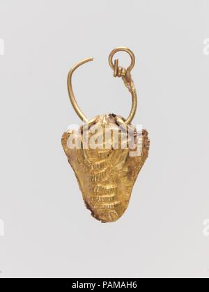 Pendentif en or sous la forme d'une tête de taureau. La culture chypriote :. Dimensions : L. 1. 1/8 in. (2,9 cm). Date : ca. 1400-1050 av. J.-C.. La plupart des matières premières pour bijoux chypriotes sont venus de l'Est. L'or est devenu abondant dans la fin de l'âge du Bronze, lorsque la Syrie et l'Egypte ont été les principales sources. Ces boucles d'oreilles sont une création chypriote, un ornement en forme de tête de taureau. Musée : Metropolitan Museum of Art, New York, USA. Banque D'Images